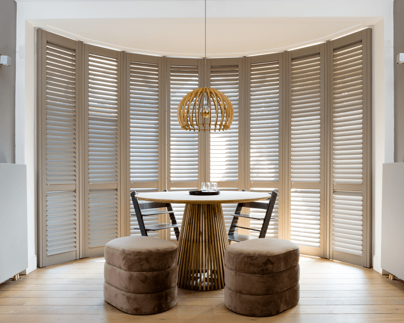 Houten shutters erker raam