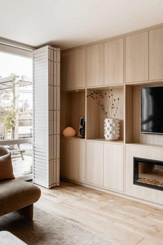Houten shutters op maat woonkamer