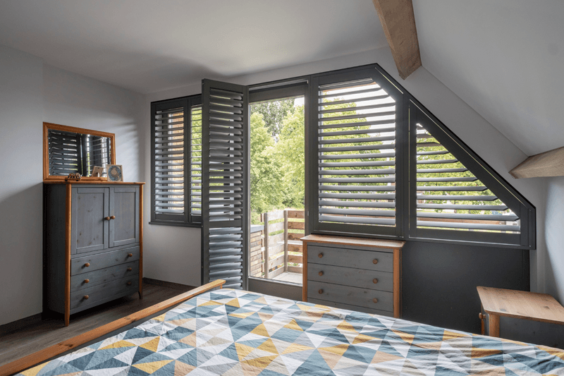 houten shutters in de slaapkamer