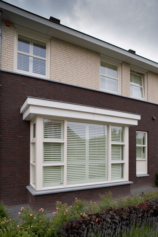 houten shutters in raam kozijn