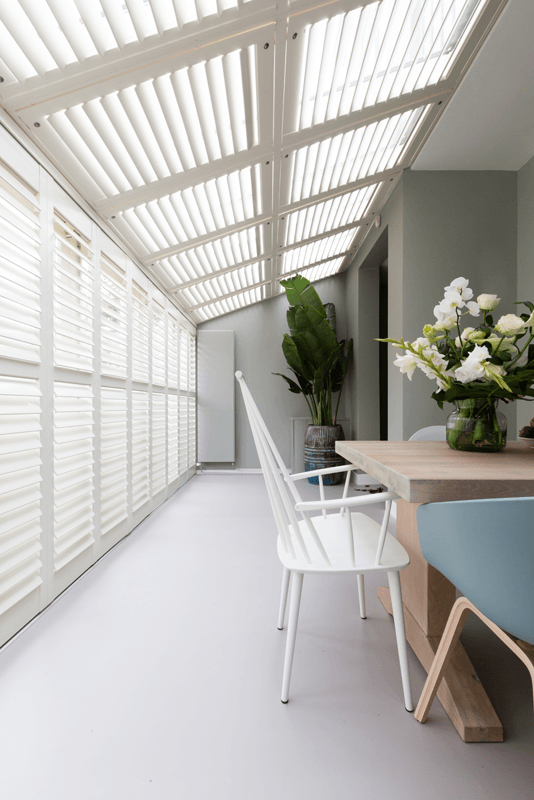 houten shutters uitbouw woonkamer